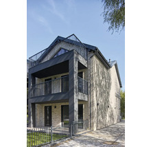 Bloc de apartamente cu balcoane și balustrade metalice