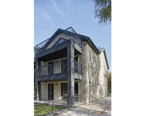 Bloc de apartamente cu balcoane și balustrade metalice