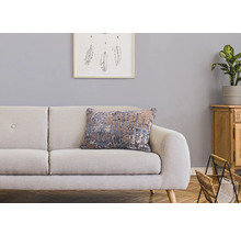 Cameră de zi decorativă cu canapea, pernă decorativă și mobilier din lemn