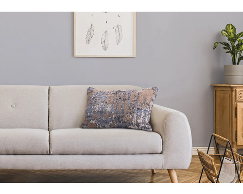 Cameră de zi decorativă cu canapea, pernă decorativă și mobilier din lemn