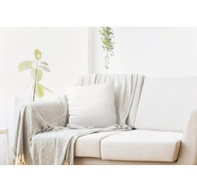 Living luminos cu canapea, pernă și pled