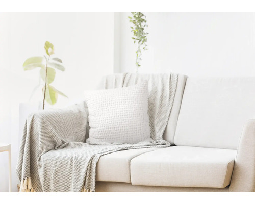 Living luminos cu canapea, pernă și pled