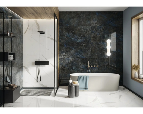 Baie modernă cu duș, cadă și pereți cu faianță