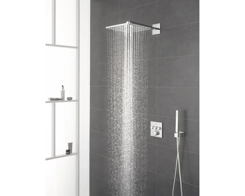 Duș tip ploaie în baie cu gresie gri și rafturi albe