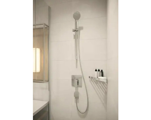 Duș modern cu duș de mână, robinet și raft în baie.