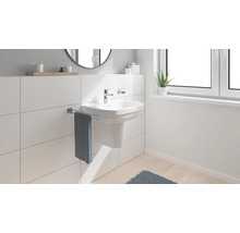 Baie modernă cu chiuvetă, suport pentru prosop și fereastră pentru un ambient luminos