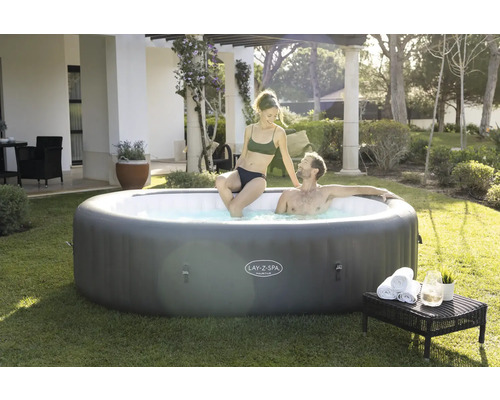 Cada gonflabilă cu hidromasaj Lay-Z-Spa cu două persoane în grădină