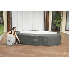 Cada gonflabilă cu hidromasaj Lay-Z-Spa Mauritius cu pompă și femeie pe o terasă