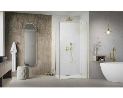 Baie cu duș, cadă, chiuvetă și oglindă într-un design luminos, cu accente aurii.