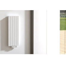 Radiator de perete cu design modern montat pe un perete