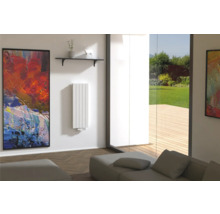 Living luminos cu radiator, canapea și opere de artă