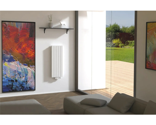 Living luminos cu radiator, canapea și opere de artă