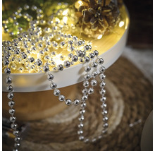 Decorare cu lanț de bile argintiu pe o tavă