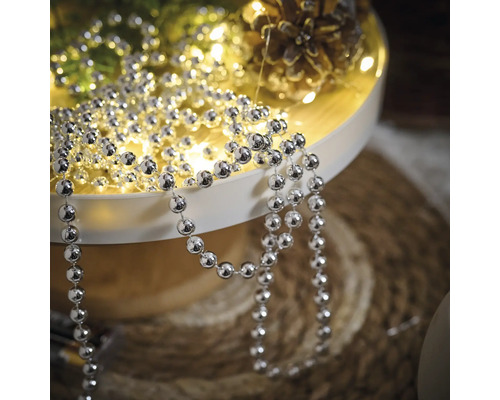 Decorare cu lanț de bile argintiu pe o tavă