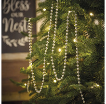 Brad de Crăciun cu lanț de mărgele argintii ca decorație