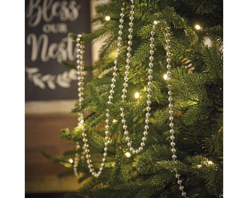 Brad de Crăciun cu lanț de mărgele argintii ca decorație