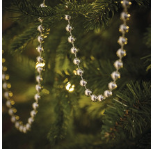 Șirag de mărgele argintii ca ornament de pom în bradul de Crăciun