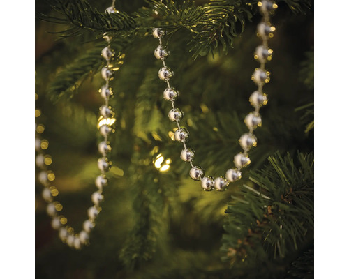 Șirag de mărgele argintii ca ornament de pom în bradul de Crăciun