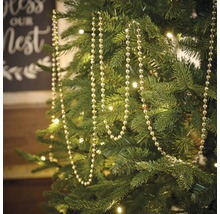 Brad împodobit cu un șirag de mărgele argintii