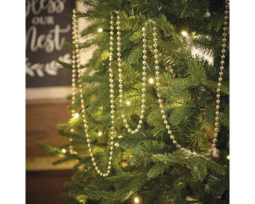Brad împodobit cu un șirag de mărgele argintii