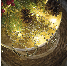 Decorație cu ramuri de brad, conuri de pin și ghirlandă aurie cu bile