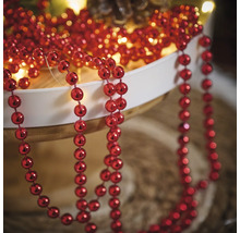 Decorație cu bile roșii pe o sfoară