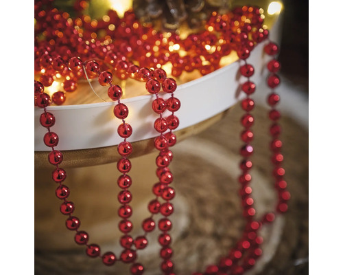 Decorație cu bile roșii pe o sfoară