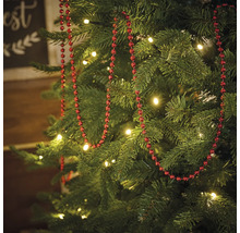 Pom de Crăciun decorat cu șirag de mărgele roșii și lumini