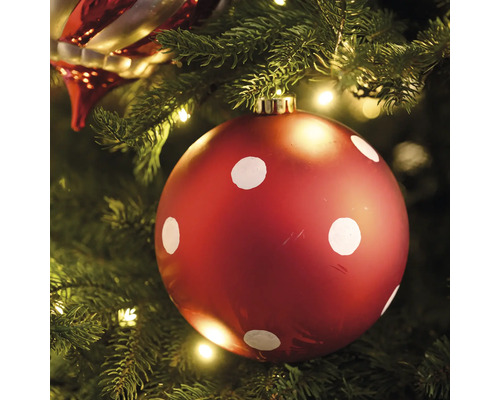 Brad cu glob roșu de Crăciun și buline albe