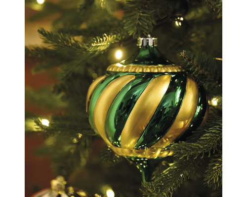Glob de brad verde-auriu cu model spiralat în pomul de Crăciun