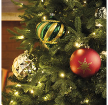 Brad împodobit cu globuri