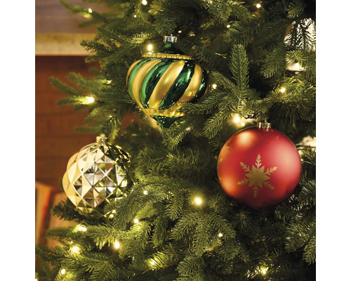 Brad împodobit cu globuri