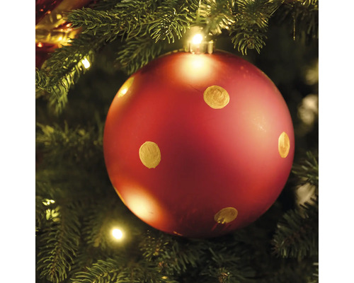Glob de Crăciun roșu cu puncte aurii în bradul de Crăciun