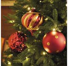 Pom de Crăciun decorat cu globuri și lumini