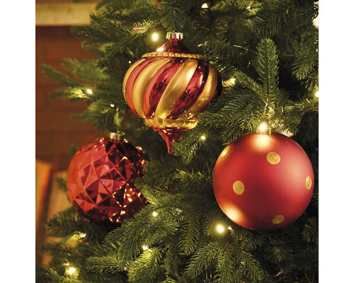 Pom de Crăciun decorat cu globuri și lumini