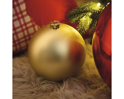 Glob decorativ de Crăciun pe un covor moale