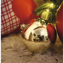 Glob decorativ de Crăciun pe un covor