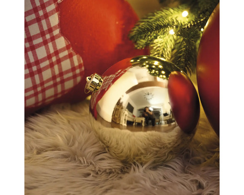 Glob decorativ de Crăciun pe un covor