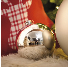 Prim-plan cu un glob argintiu de Crăciun pe un covor de blană