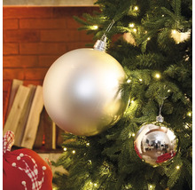 Prim-plan cu un brad de Crăciun cu globuri și luminițe