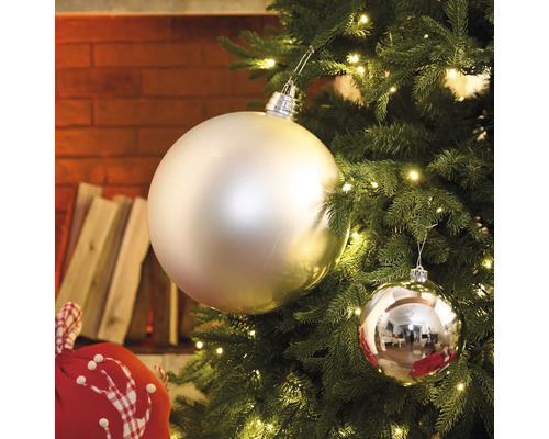 Prim-plan cu un brad de Crăciun cu globuri și luminițe