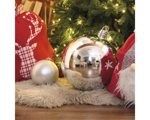 Globuri decorative de Crăciun sub un brad cu lumini și cadouri