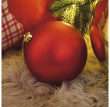 Glob de Crăciun roșu pe un covor