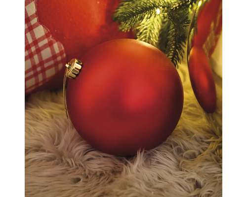 Glob de Crăciun roșu pe un covor