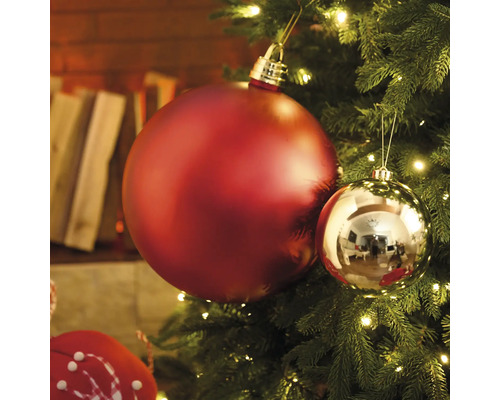 Brad de Crăciun cu glob roșu și auriu