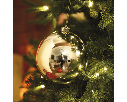 Brad cu glob de Crăciun auriu