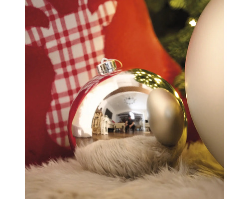 Globuri de Crăciun pe un covor