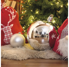 Globuri decorative de Crăciun sub un brad de Crăciun lângă cadouri