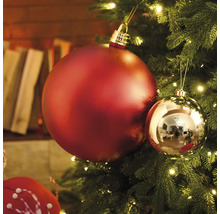 Prim-plan cu un pom de Crăciun cu globuri roșii și aurii