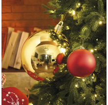 Brad împodobit cu globuri aurii și roșii